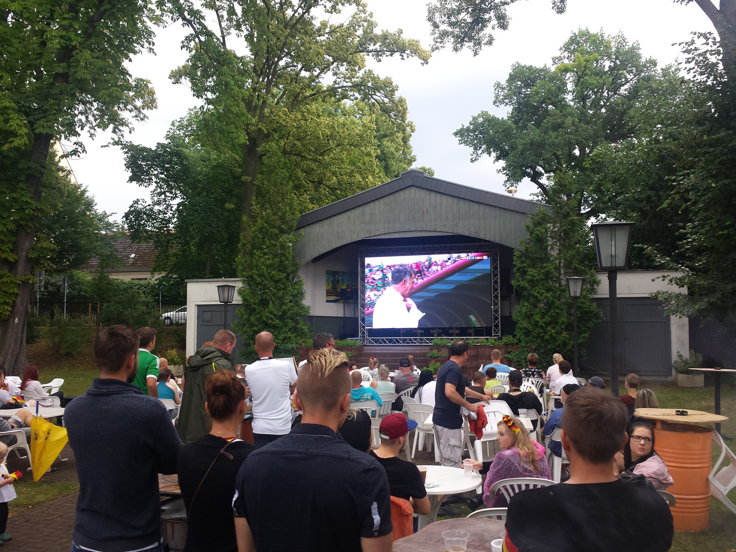 Public Viewing im Theatergarten