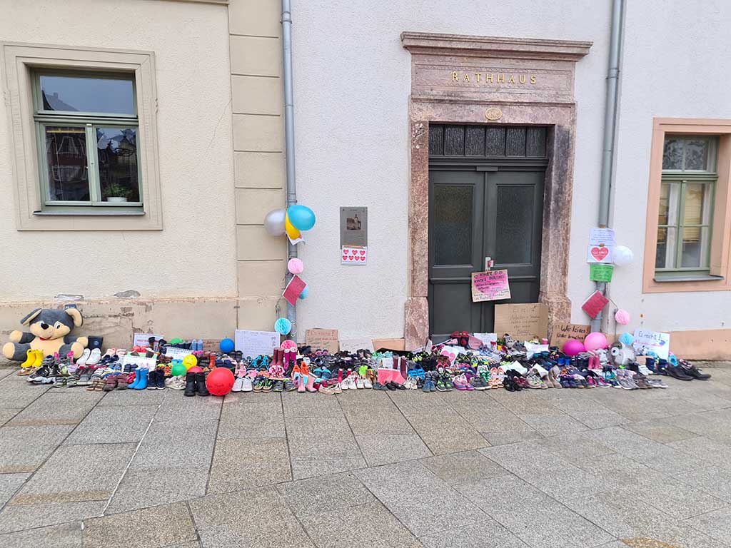 Auch Schuhe vor dem Glauchauer Rathaus